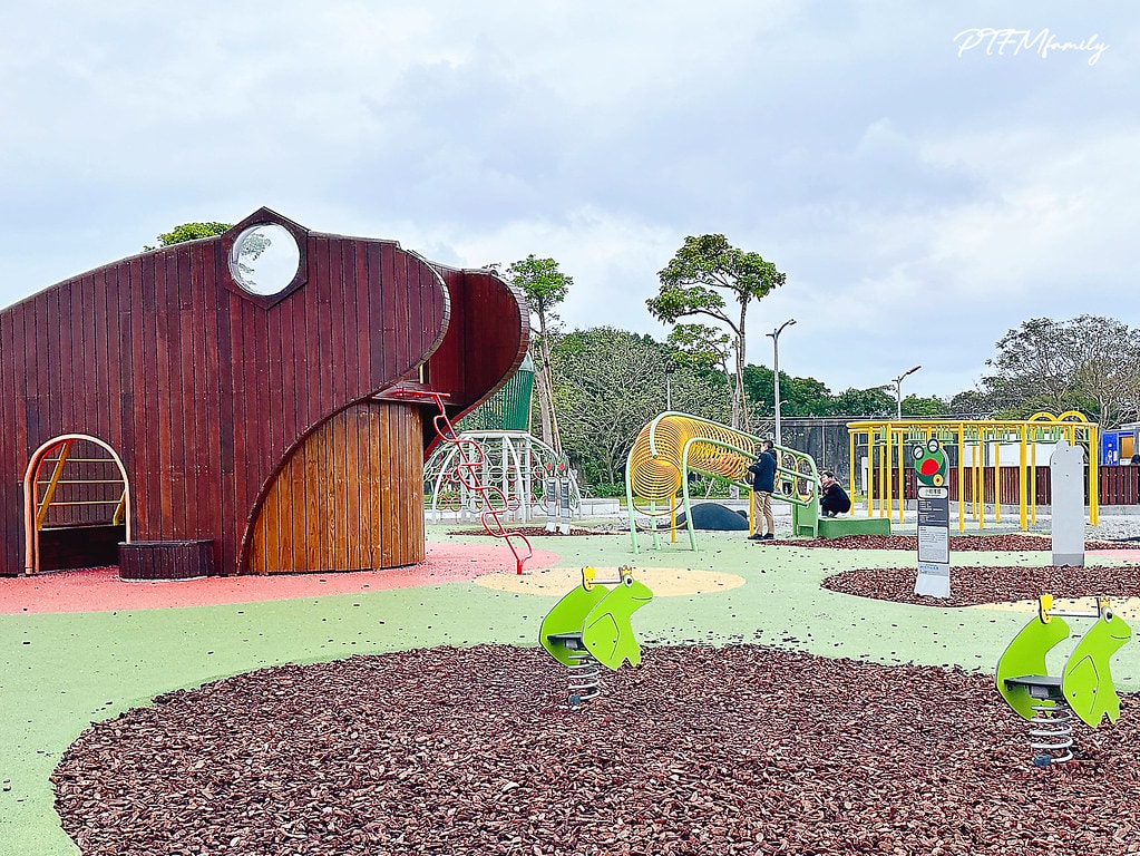 ★台北公園★ 蛙仔坑生態遊戲場,以青蛙為主題設計,有大沙坑、 S__113361039_0