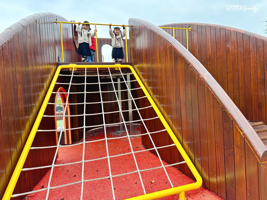 ★台北公園★ 蛙仔坑生態遊戲場,以青蛙為主題設計,有大沙坑、 S__113361035_0