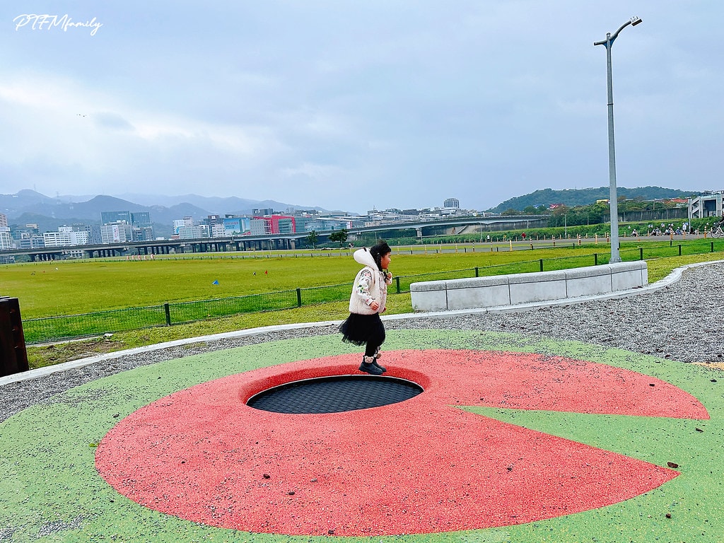 ★台北公園★ 蛙仔坑生態遊戲場,以青蛙為主題設計,有大沙坑、 S__113361028_0