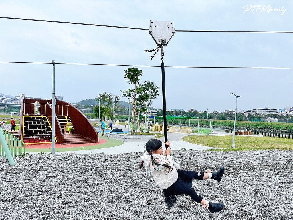 ★台北公園★ 蛙仔坑生態遊戲場,以青蛙為主題設計,有大沙坑、 S__113361024_0