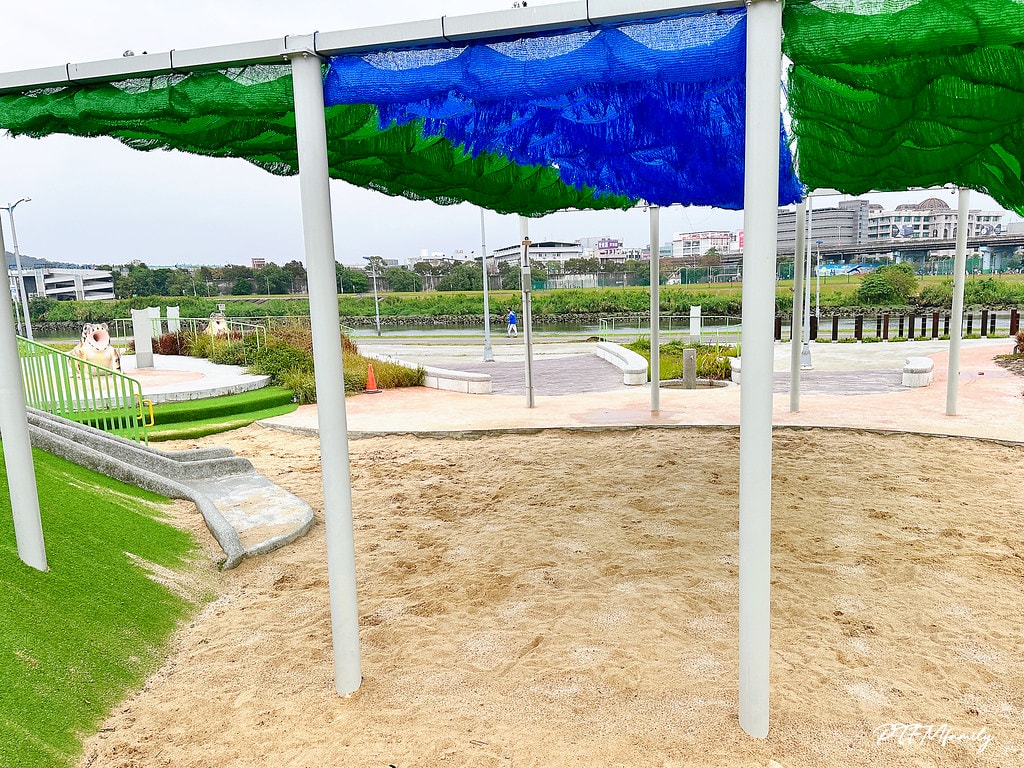 ★台北公園★ 蛙仔坑生態遊戲場,以青蛙為主題設計,有大沙坑、 S__113361038_0
