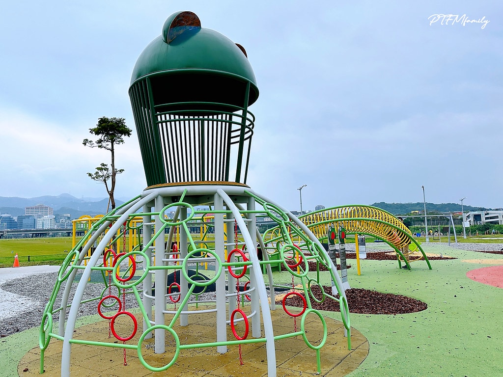 ★台北公園★ 蛙仔坑生態遊戲場,以青蛙為主題設計,有大沙坑、 S__113361034_0