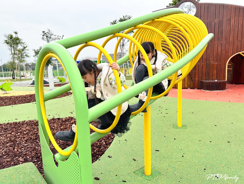 ★台北公園★ 蛙仔坑生態遊戲場,以青蛙為主題設計,有大沙坑、 S__113361023_0
