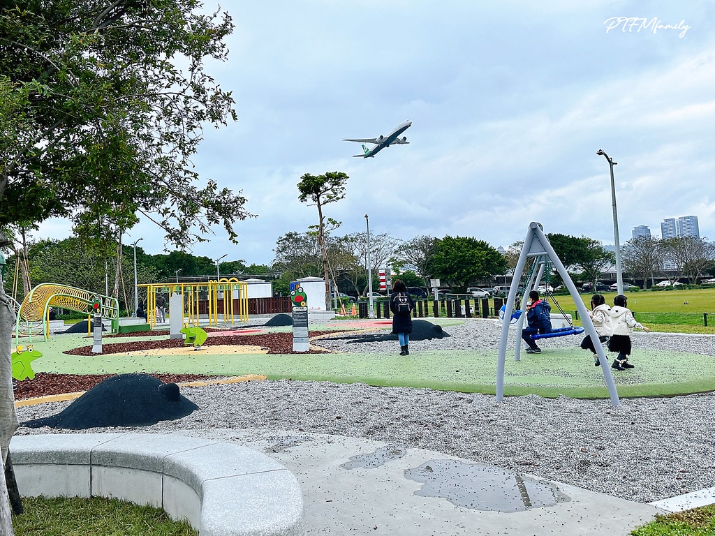 ★台北公園★ 蛙仔坑生態遊戲場,以青蛙為主題設計,有大沙坑、 S__113361066_0