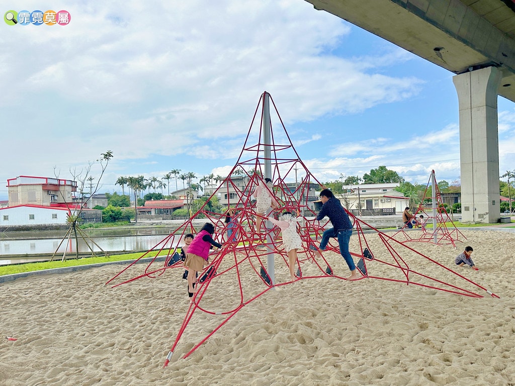 ★宜蘭親子景點★ 武淵水火同源,橋下遊戲場晴雨天都適合,大碗 S__113762322_0