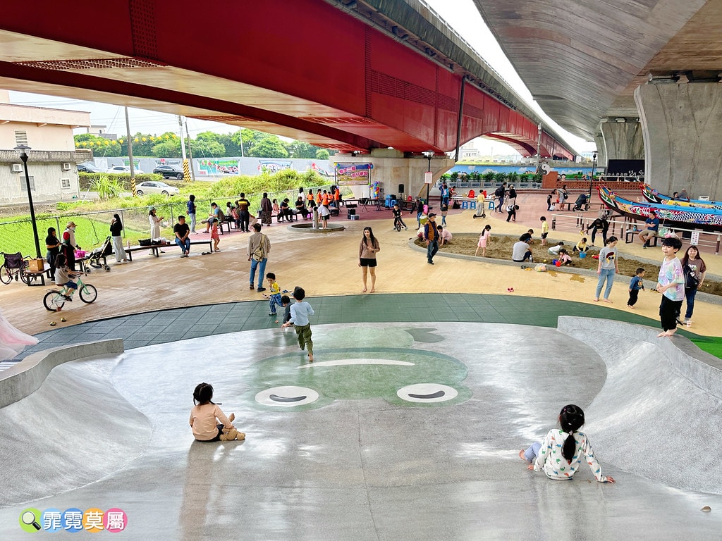 ★宜蘭親子景點★ 礁溪二龍之心,全台唯一龍舟造型主題溜滑梯! S__114622587_0