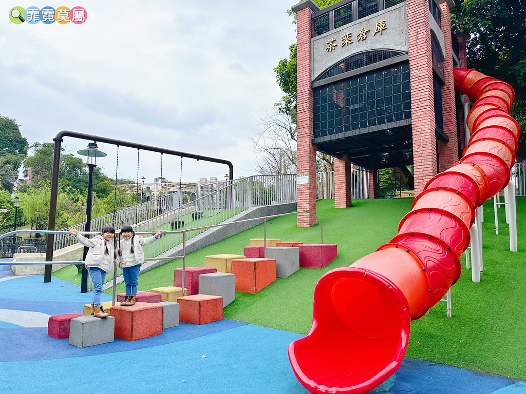 ★新北公園★ 汐止水返腳公園,特色乾濕式遊戲場,夏季限定開放 S__114942005_0