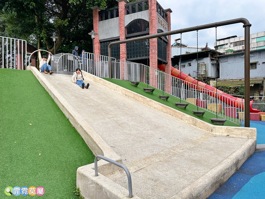 ★新北公園★ 汐止水返腳公園,特色乾濕式遊戲場,夏季限定開放 S__114942004_0