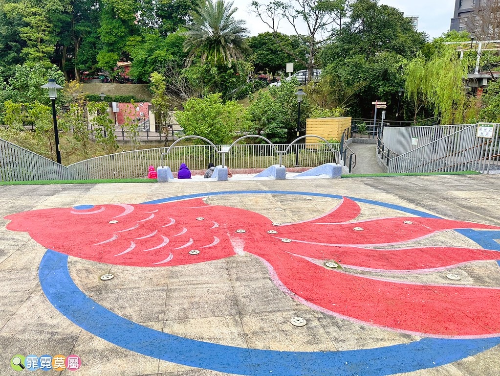 ★新北公園★ 汐止水返腳公園,特色乾濕式遊戲場,夏季限定開放 S__114941994_0