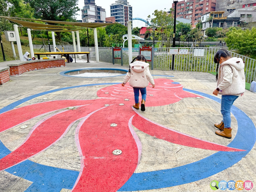 ★新北公園★ 汐止水返腳公園,特色乾濕式遊戲場,夏季限定開放 S__114941998_0
