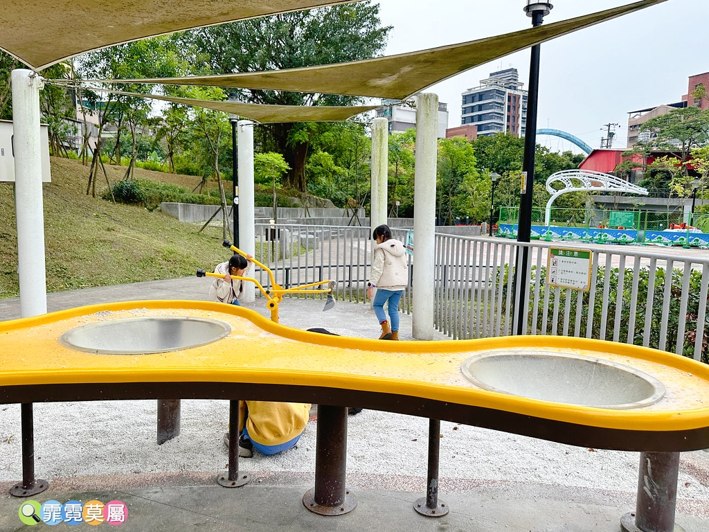 ★新北公園★ 汐止水返腳公園,特色乾濕式遊戲場,夏季限定開放 S__114941997_0