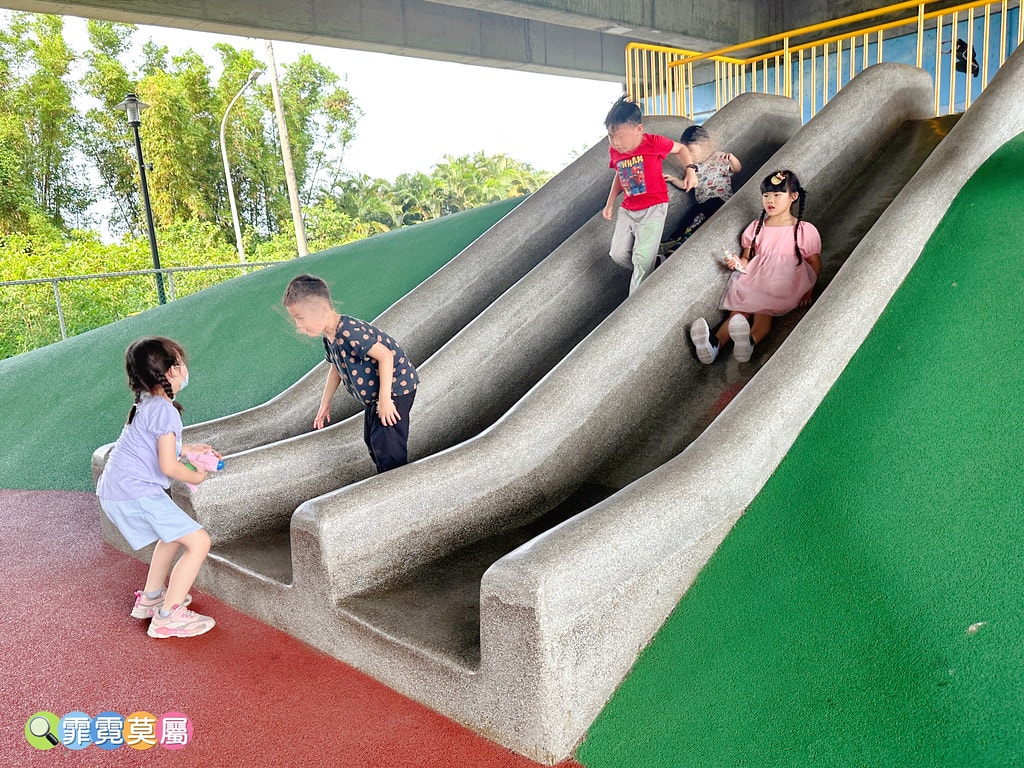 ★桃園公園★ 國2橋下兒童冒險公園,一公里長晴雨天都能放電孩 S__115736656_0