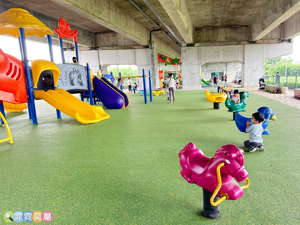 ★桃園公園★ 國2橋下兒童冒險公園,一公里長晴雨天都能放電孩 S__115736639_0