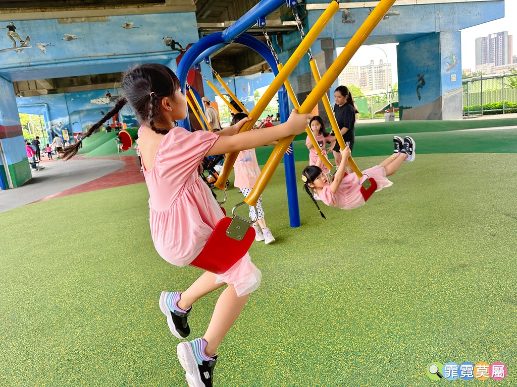 ★桃園公園★ 國2橋下兒童冒險公園,一公里長晴雨天都能放電孩 S__115736653_0