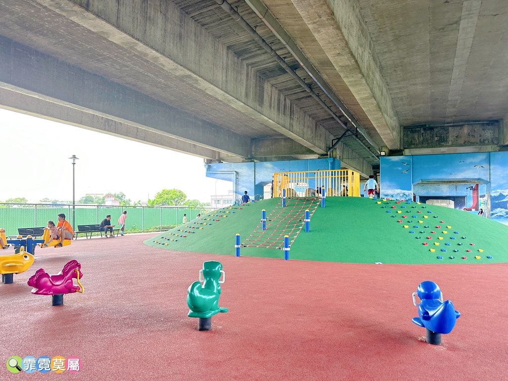 ★桃園公園★ 國2橋下兒童冒險公園,一公里長晴雨天都能放電孩 S__115736660_0
