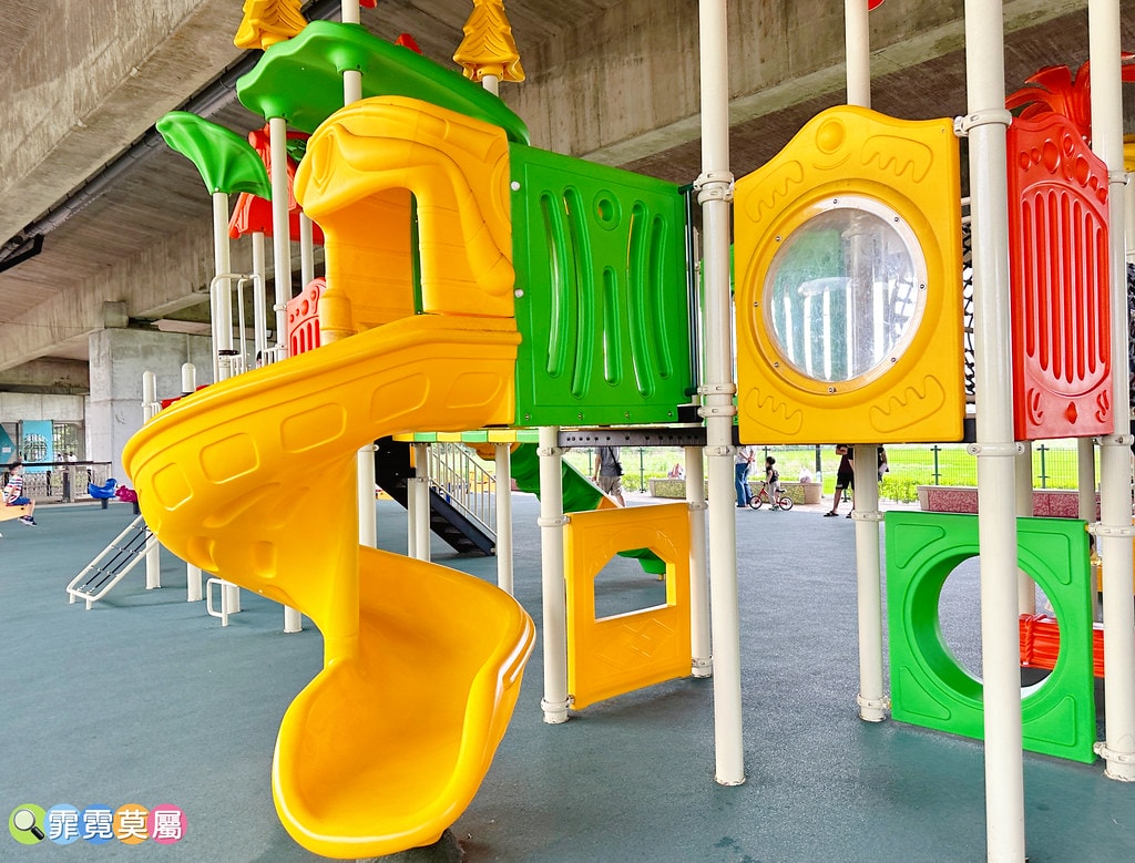 ★桃園公園★ 國2橋下兒童冒險公園,一公里長晴雨天都能放電孩 S__115736637_0