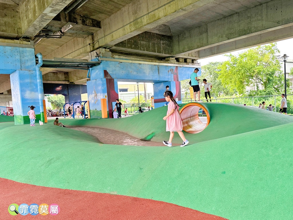 ★桃園公園★ 國2橋下兒童冒險公園,一公里長晴雨天都能放電孩 S__115736625_0
