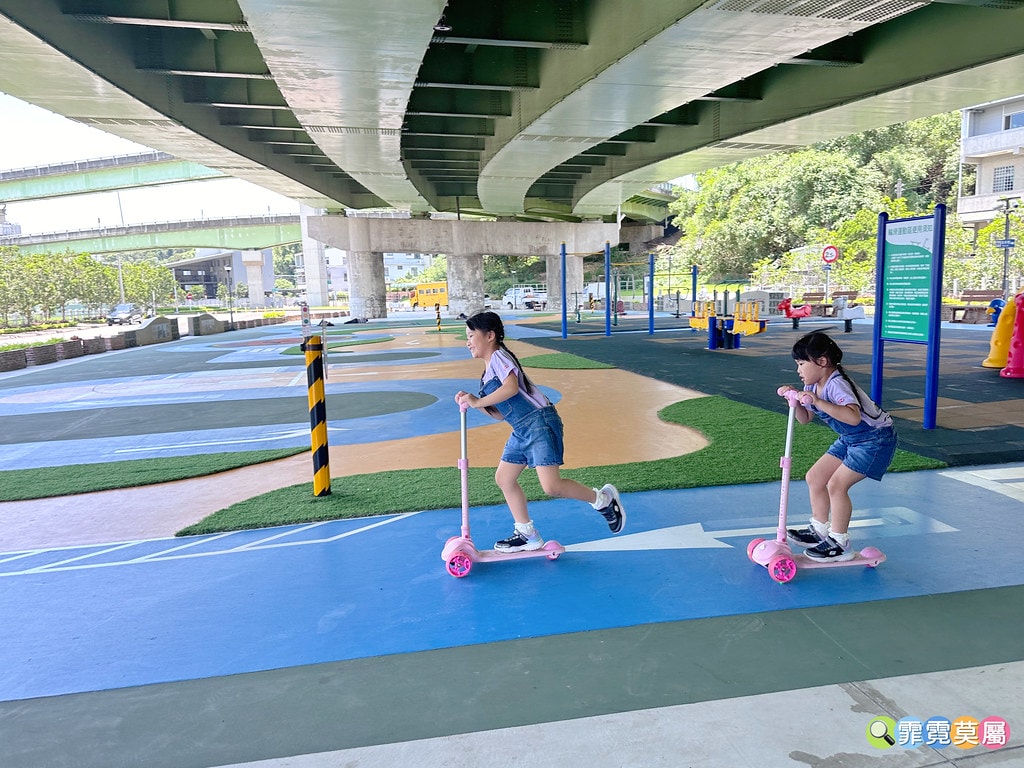 ★苗栗親子景點★ 頭份滑步車公園,晴雨天都能玩的橋下滑步車遊 S__118399014