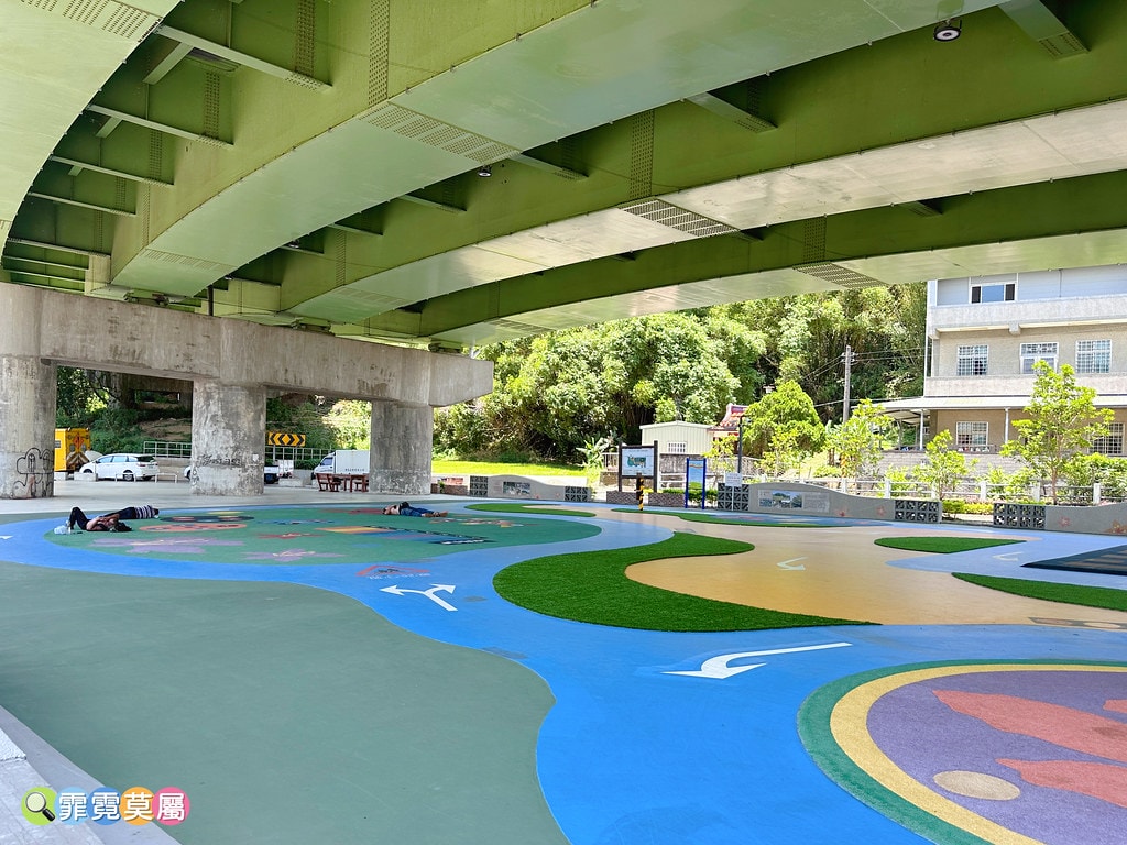 ★苗栗親子景點★ 頭份滑步車公園,晴雨天都能玩的橋下滑步車遊 S__118399022