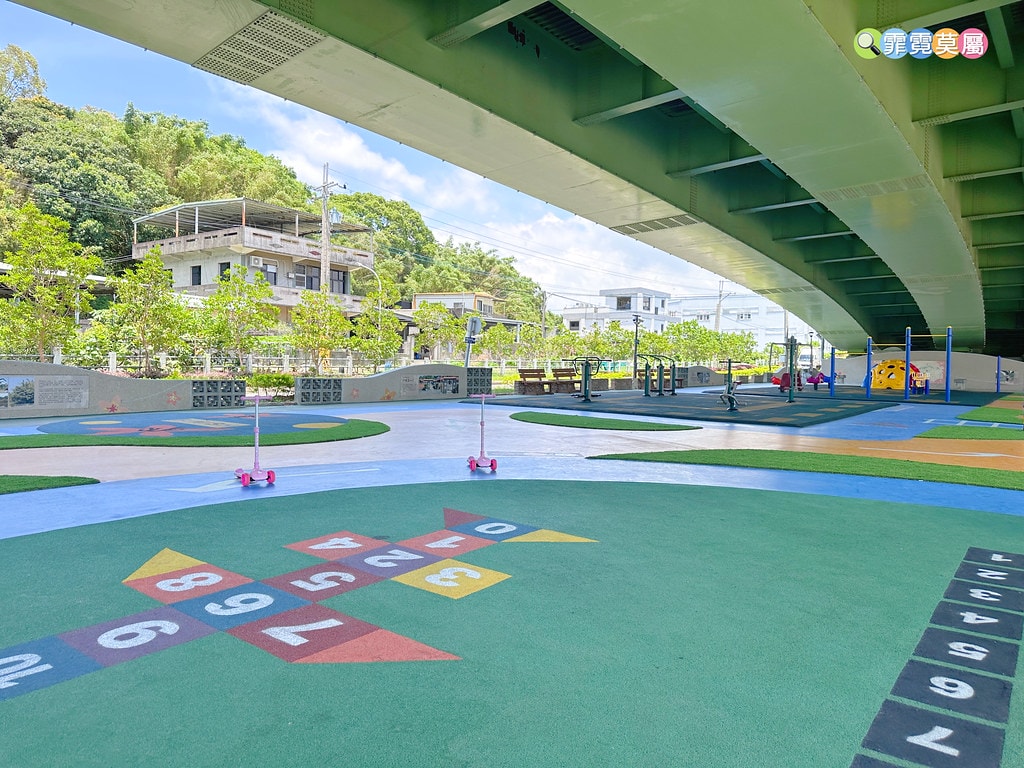 ★苗栗親子景點★ 頭份滑步車公園,晴雨天都能玩的橋下滑步車遊 S__118398998_0