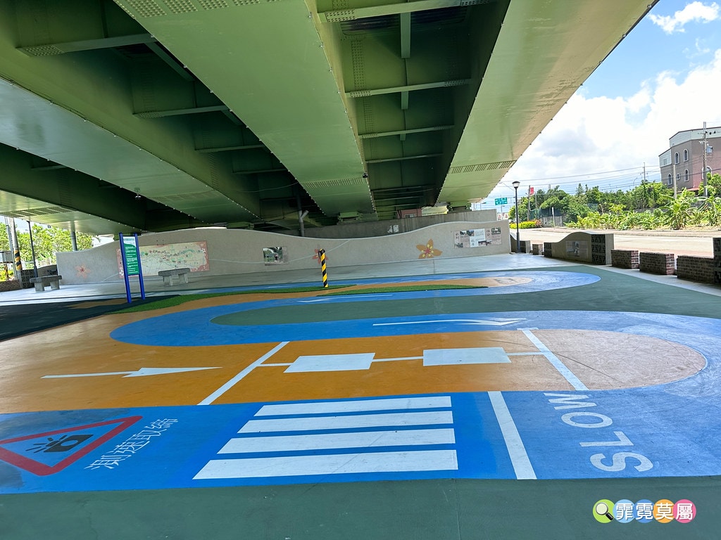 ★苗栗親子景點★ 頭份滑步車公園,晴雨天都能玩的橋下滑步車遊 S__118399020