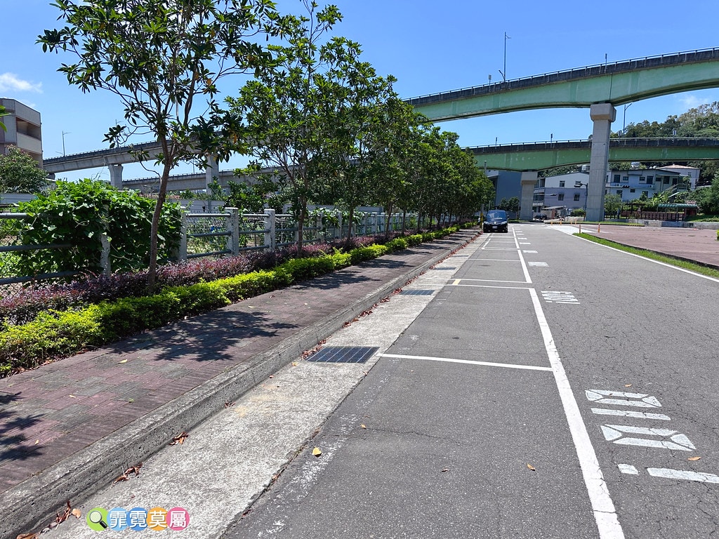 ★苗栗親子景點★ 頭份滑步車公園,晴雨天都能玩的橋下滑步車遊 S__118399023