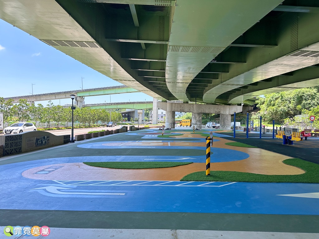 ★苗栗親子景點★ 頭份滑步車公園,晴雨天都能玩的橋下滑步車遊 S__118399016