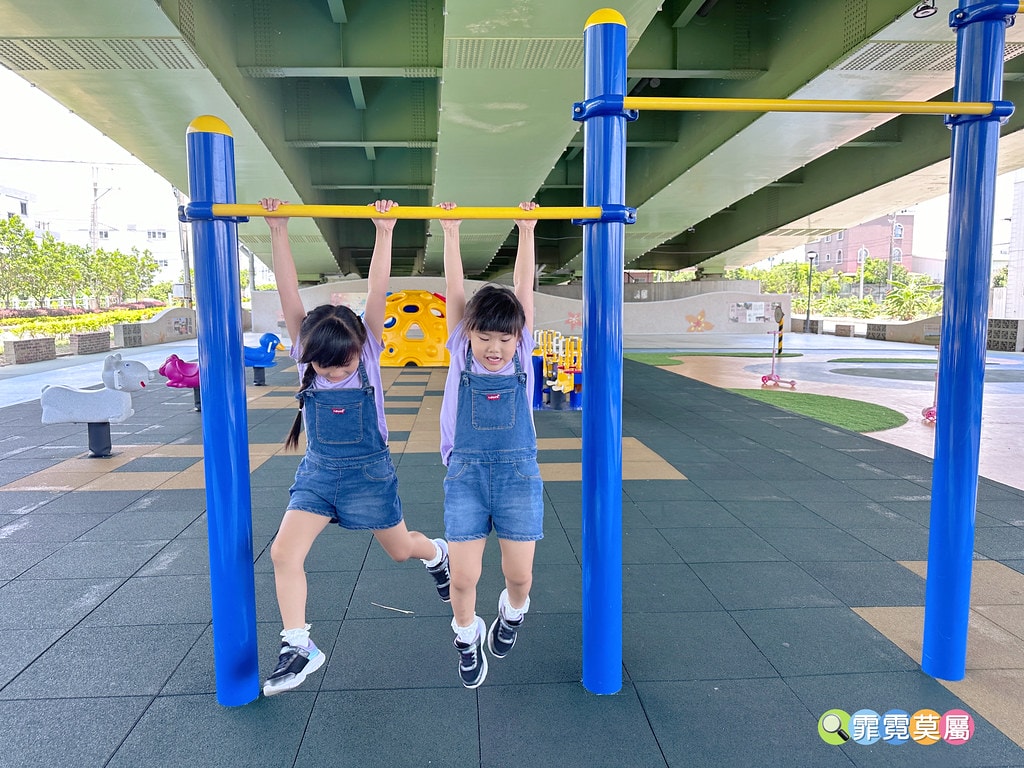 ★苗栗親子景點★ 頭份滑步車公園,晴雨天都能玩的橋下滑步車遊 S__118399008