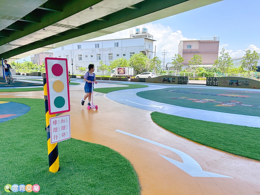 ★苗栗親子景點★ 頭份滑步車公園,晴雨天都能玩的橋下滑步車遊 S__118399003_0