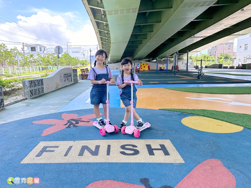 ★苗栗親子景點★ 頭份滑步車公園,晴雨天都能玩的橋下滑步車遊 S__118399001_0