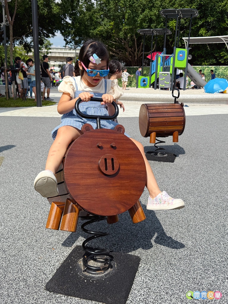 ★台中最新公園★ 豬事圓滿公園,屠宰場大變身成小山豬主題遊戲 S__122372154_0