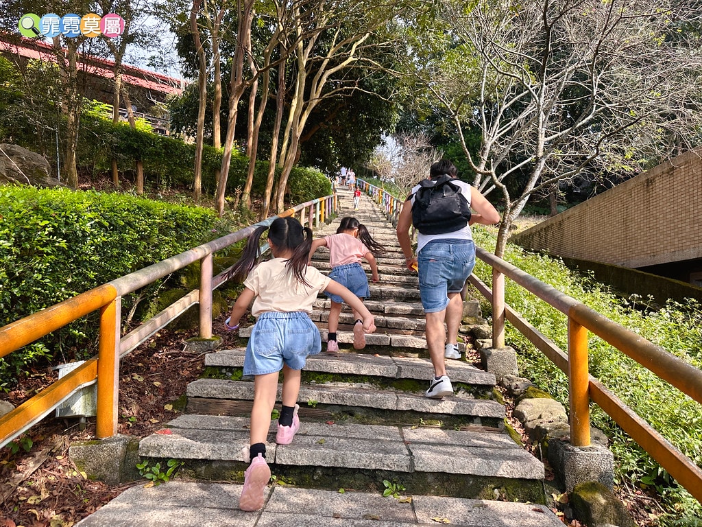 ★嘉義親子景點★ 獨角仙農場,可以釣螯蝦、玩滑草、搭小火車、 S__123347003_0