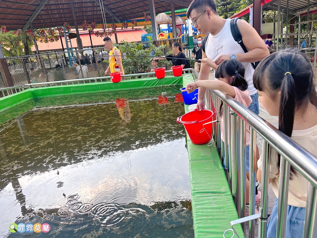 ★嘉義親子景點★ 獨角仙農場,可以釣螯蝦、玩滑草、搭小火車、 S__123346980_0