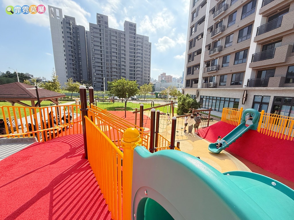 ★桃園最新公園★ 經國兒童公園,筊杯造型之土地公爺爺的遊戲場 S__123617294_0