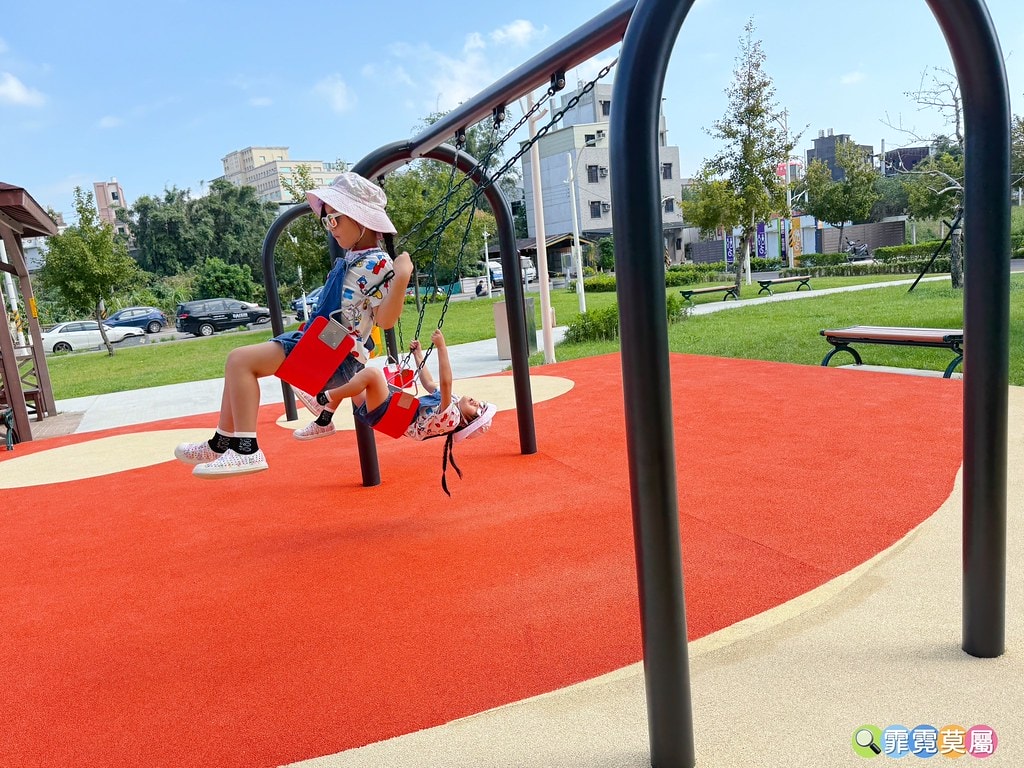★桃園最新公園★ 經國兒童公園,筊杯造型之土地公爺爺的遊戲場 S__123617296_0