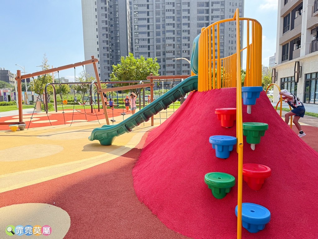 ★桃園最新公園★ 經國兒童公園,筊杯造型之土地公爺爺的遊戲場 S__123617301_0