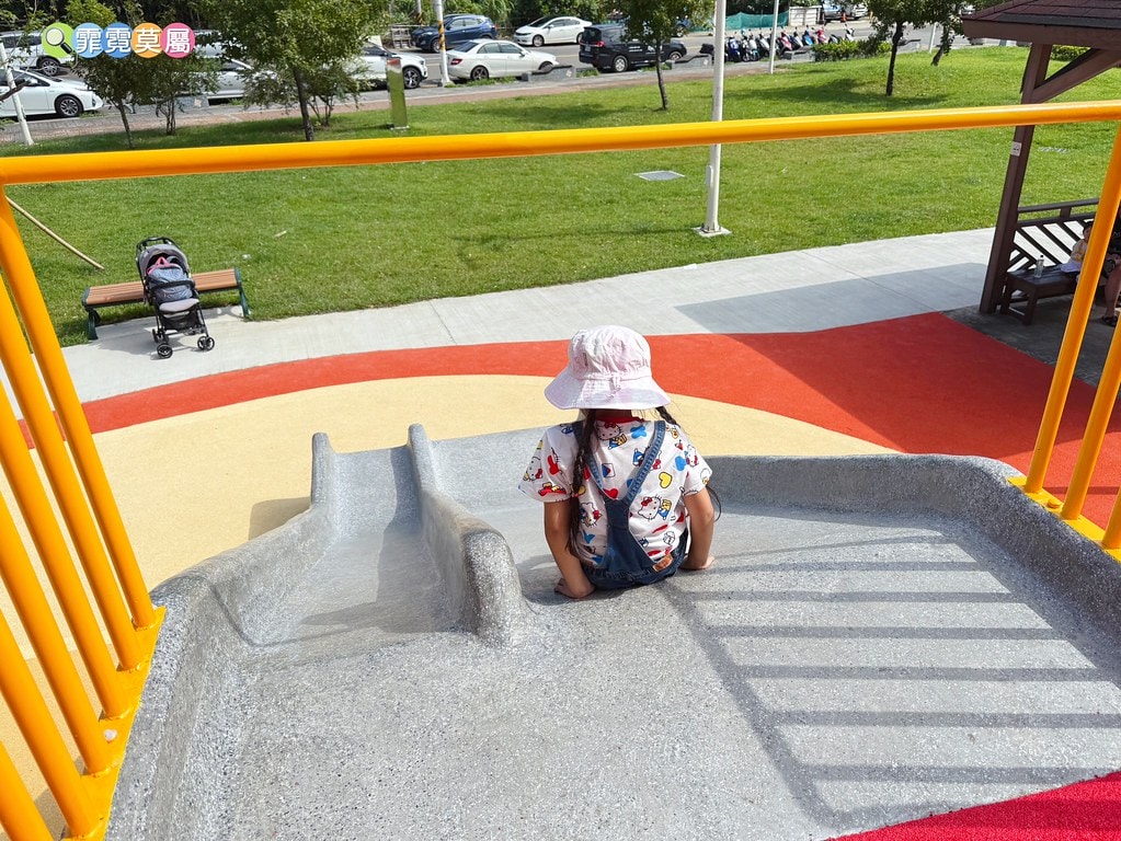 ★桃園最新公園★ 經國兒童公園,筊杯造型之土地公爺爺的遊戲場 S__123617295_0