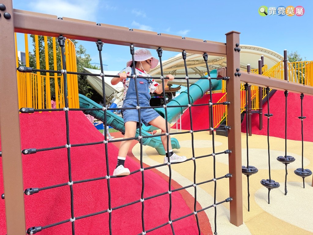 ★桃園最新公園★ 經國兒童公園,筊杯造型之土地公爺爺的遊戲場 S__123617304_0