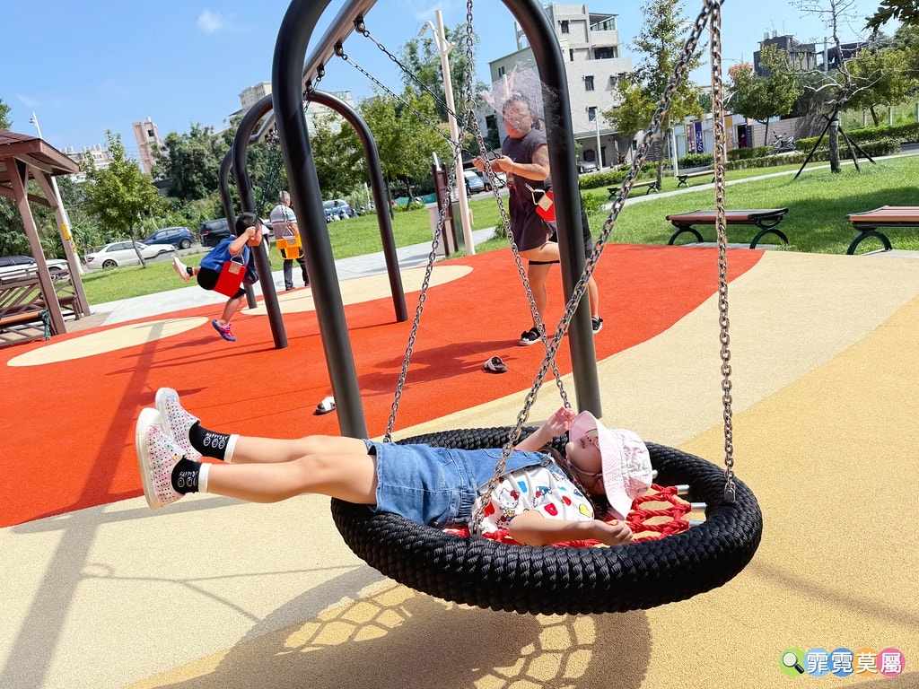 ★桃園最新公園★ 經國兒童公園,筊杯造型之土地公爺爺的遊戲場 S__123617303_0