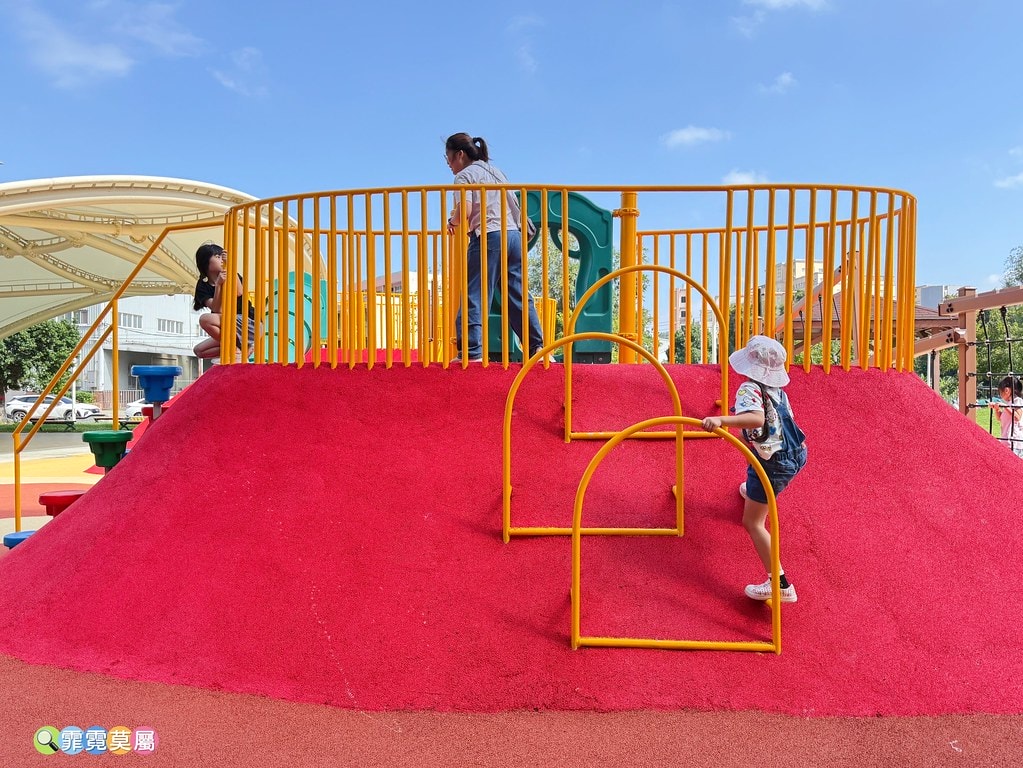 ★桃園最新公園★ 經國兒童公園,筊杯造型之土地公爺爺的遊戲場 S__123617302_0