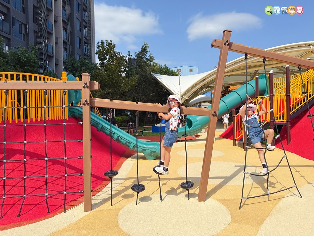 ★桃園最新公園★ 經國兒童公園,筊杯造型之土地公爺爺的遊戲場 S__123617299_0