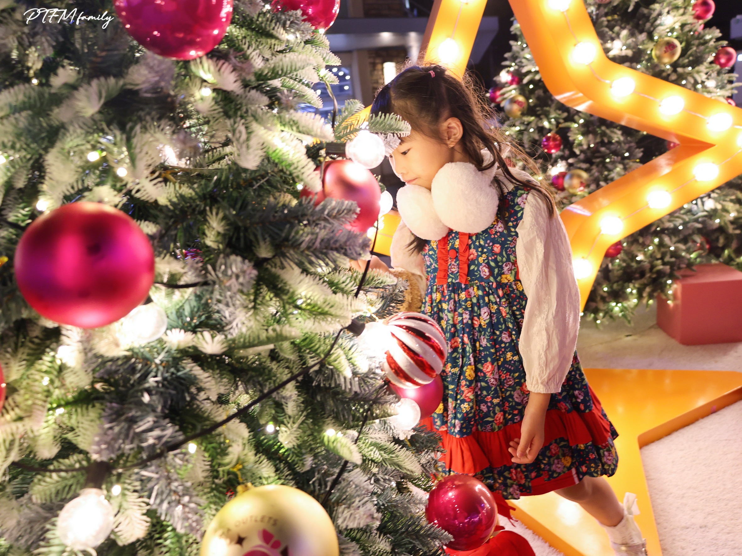 ★桃園最新景點★ 2025華泰名品城10週年聖誕村活動, 活動時間2025/11/21-2026/01/01,有20米高的飄雪穿越聖誕樹,美式復古飯店和聖誕舞台造景,還有特色聖誕市集可以逛 - 第20張圖