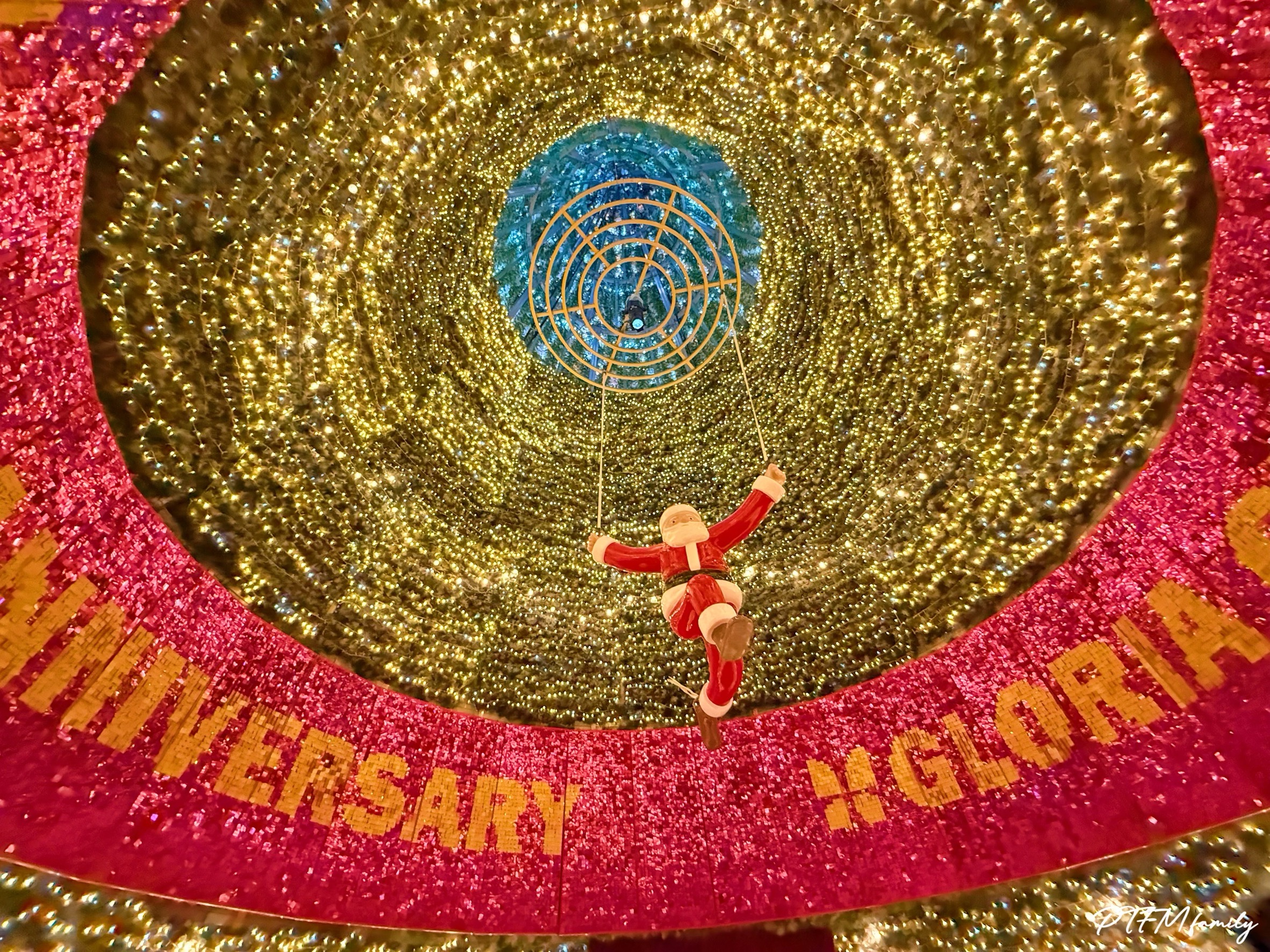 ★桃園最新景點★ 2025華泰名品城10週年聖誕村活動, 活動時間2025/11/21-2026/01/01,有20米高的飄雪穿越聖誕樹,美式復古飯店和聖誕舞台造景,還有特色聖誕市集可以逛 - 第11張圖