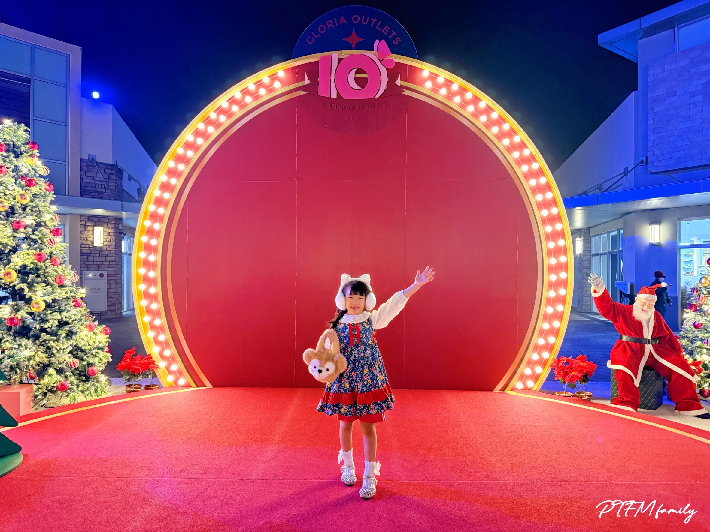 ★桃園最新景點★ 2025華泰名品城10週年聖誕村活動, 活動時間2025/11/21-2026/01/01,有20米高的飄雪穿越聖誕樹,美式復古飯店和聖誕舞台造景,還有特色聖誕市集可以逛 - 第15張圖