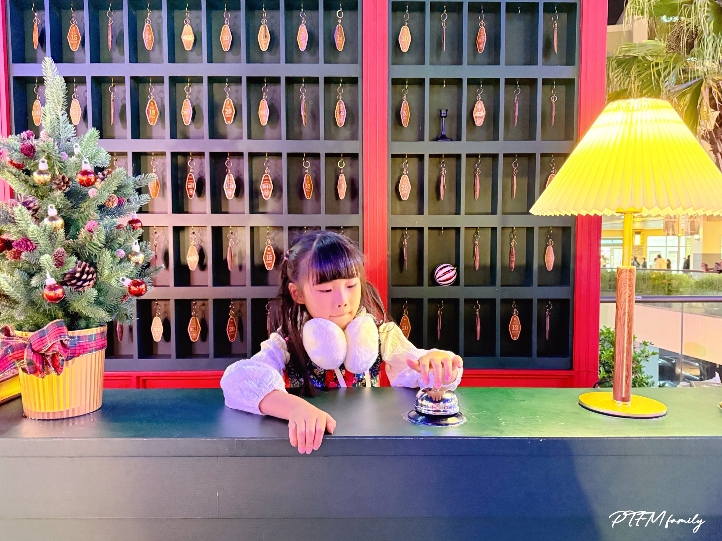 ★桃園最新景點★ 2025華泰名品城10週年聖誕村活動, 活動時間2025/11/21-2026/01/01,有20米高的飄雪穿越聖誕樹,美式復古飯店和聖誕舞台造景,還有特色聖誕市集可以逛 - 第9張圖