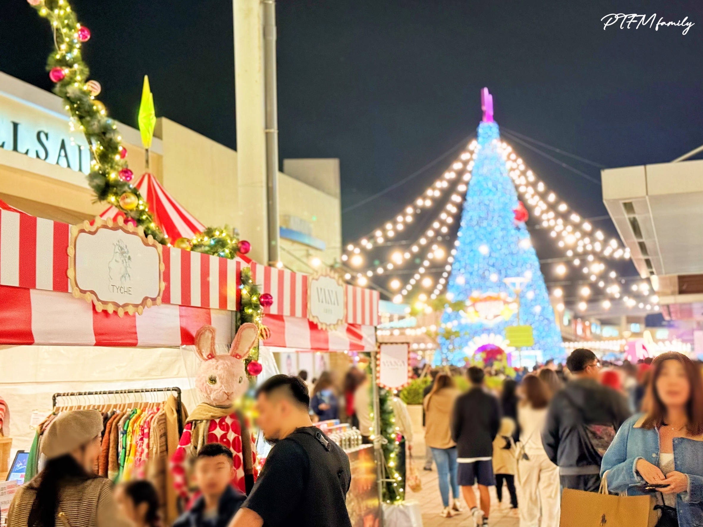 ★桃園最新景點★ 2025華泰名品城10週年聖誕村活動, 活動時間2025/11/21-2026/01/01,有20米高的飄雪穿越聖誕樹,美式復古飯店和聖誕舞台造景,還有特色聖誕市集可以逛 - 第12張圖