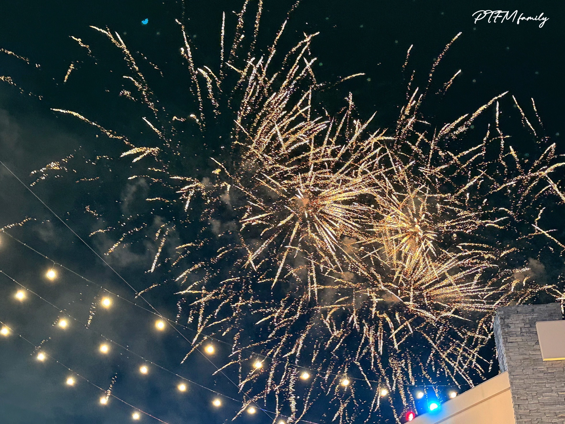 ★桃園最新景點★ 2025華泰名品城10週年聖誕村活動, 活動時間2025/11/21-2026/01/01,有20米高的飄雪穿越聖誕樹,美式復古飯店和聖誕舞台造景,還有特色聖誕市集可以逛 - 第13張圖