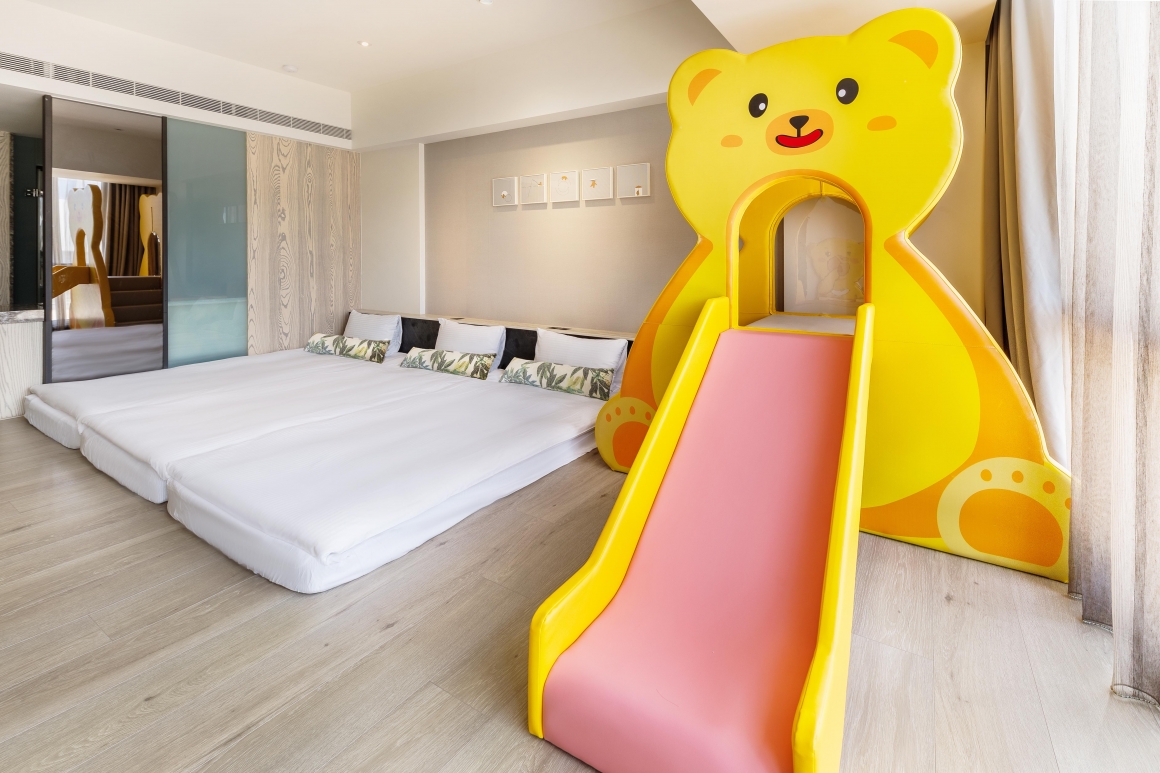 ★嘉義親子住宿推薦★ 新悦花園酒店，暢玩旋轉木馬和遊戲室，雙人房一泊一食$3599起，6歲以下免費入住，鄰近市區方便又好玩的嘉義住宿  (開團中)