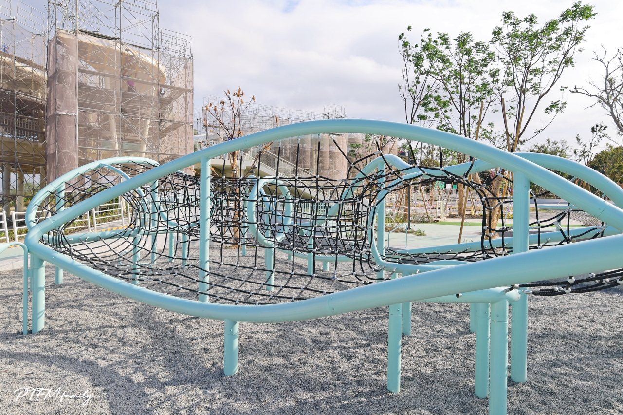 ★彰化最新公園★ 八卦山天空遊戲場，彷彿漫步在雲端的特色天空藍遊戲場，鄰近八卦山大佛風景區可以一起順遊安排