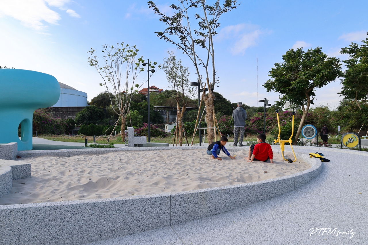 ★彰化最新公園★ 八卦山天空遊戲場，彷彿漫步在雲端的特色天空藍遊戲場，鄰近八卦山大佛風景區可以一起順遊安排